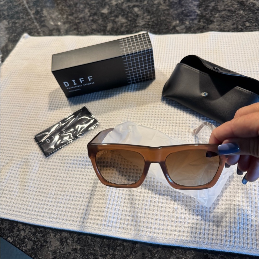 Diff Eyewear Easton Sunglasses in Brown